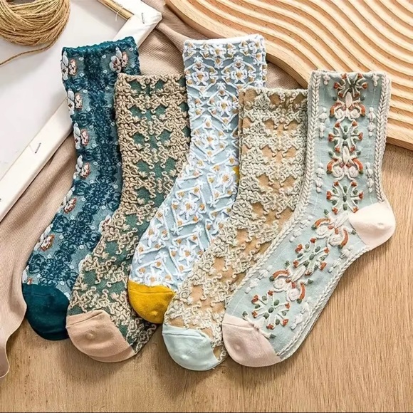 5 Pairs Retro 3D Relief Socks | Women’s Medium Length - Picture 1 of 6